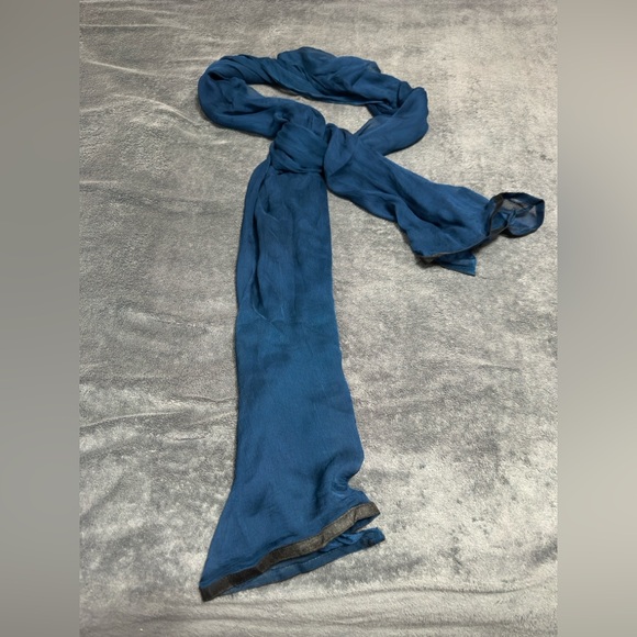 Woman’s long blue scarf - Picture 2 of 5